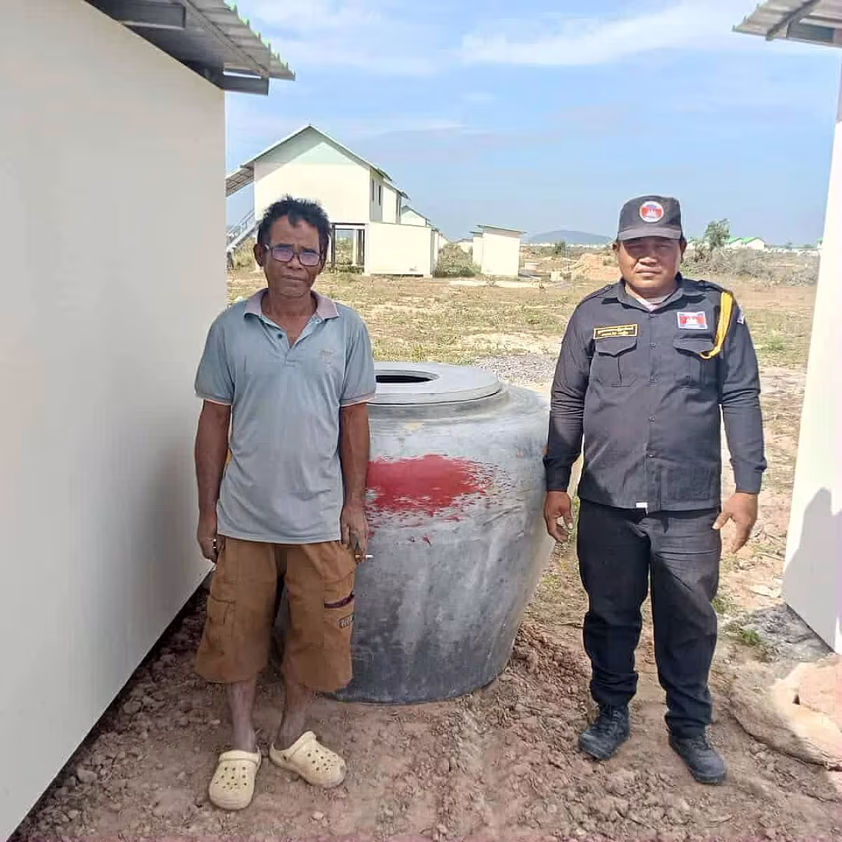 អ.ន.ក. ខេត្តបាត់ដំបងបន្តចុះចែកពាងទឹកជូនគ្រួសារអតីតយុទ្ធជននៅឃុំឆ្នាល់មាន់