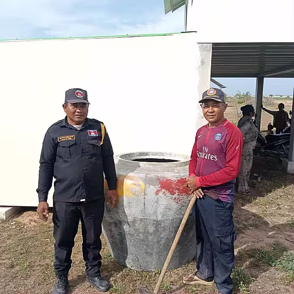 អ.ន.ក. ខេត្តបាត់ដំបងបន្តចុះចែកពាងទឹកជូនគ្រួសារអតីតយុទ្ធជននៅឃុំឆ្នាល់មាន់ - Image 2