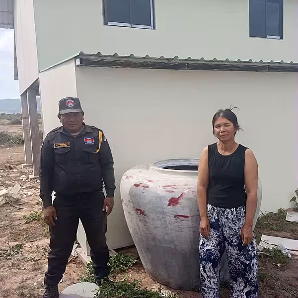 អ.ន.ក. ខេត្តបាត់ដំបងបន្តចុះចែកពាងទឹកជូនគ្រួសារអតីតយុទ្ធជននៅឃុំឆ្នាល់មាន់ - Image 3