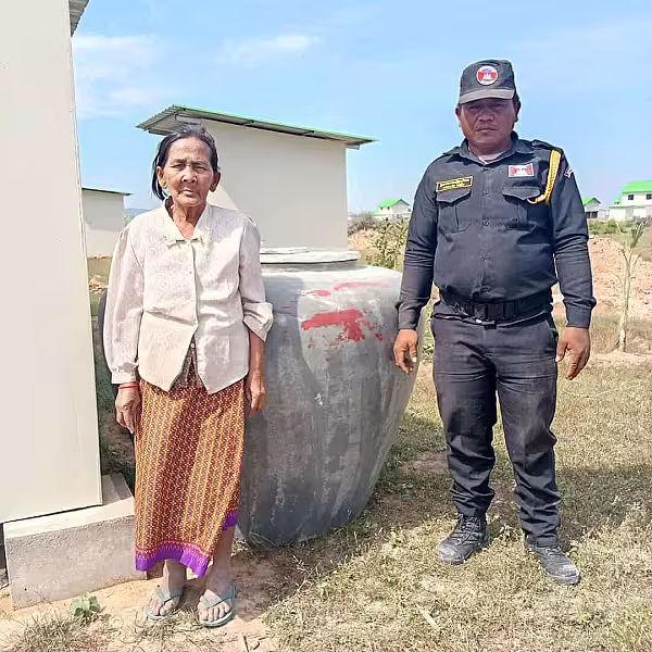 អ.ន.ក. ខេត្តបាត់ដំបងបន្តចុះចែកពាងទឹកជូនគ្រួសារអតីតយុទ្ធជននៅឃុំឆ្នាល់មាន់ - Image 4