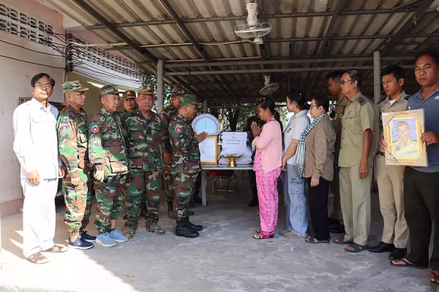 អ.ន.ក. ខេត្តកោះកុង នាំយកថវិកាមរណសង្គ្រោះជូនគ្រួសារអតីតយុទ្ធជនមរណភាព - Image 2