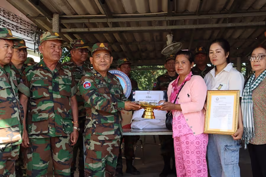 អ.ន.ក. ខេត្តកោះកុង នាំយកថវិកាមរណសង្គ្រោះជូនគ្រួសារអតីតយុទ្ធជនមរណភាព - Image 3