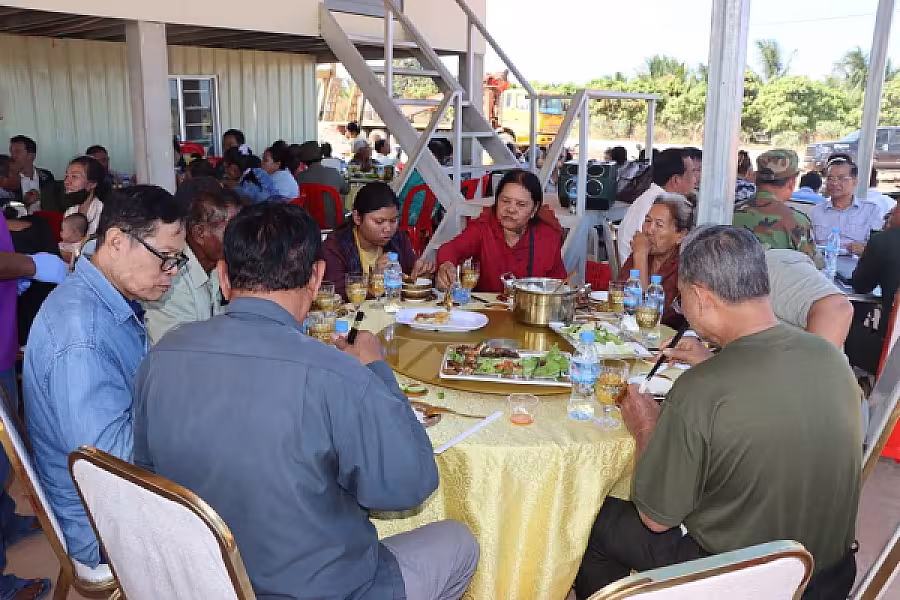 ឯកឧត្តម សាយ សំអាល់ រៀបចំអាហារសាមគ្គីជូនគ្រួសារអតីតយុទ្ធជន ក្នុងខេត្តព្រះសីហនុ - Image 9