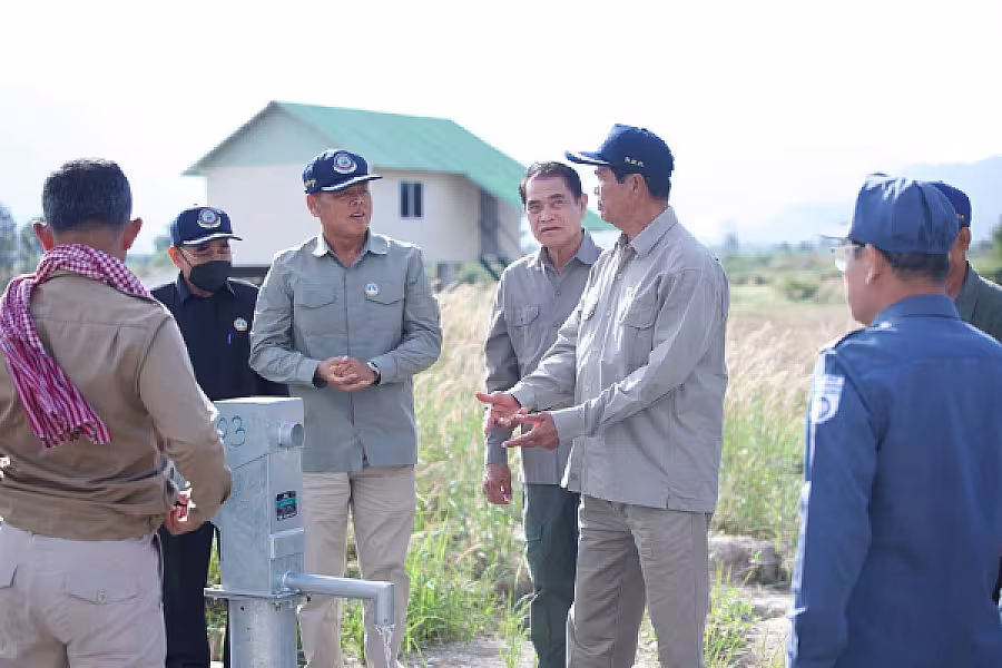 ឯកឧត្តម គន់ គីម អញ្ជើញពិនិត្យការសាងសង់ផ្ទះ ៣០០ខ្នង និងអណ្តូងទឹកជាអំណោយរបស់សម្តេច ប៊ុន រ៉ានី ជូនអតីតយុទ្ធជន និងនិវត្តជន នៅខេត្តពោធិ៍សាត់ - Image 3