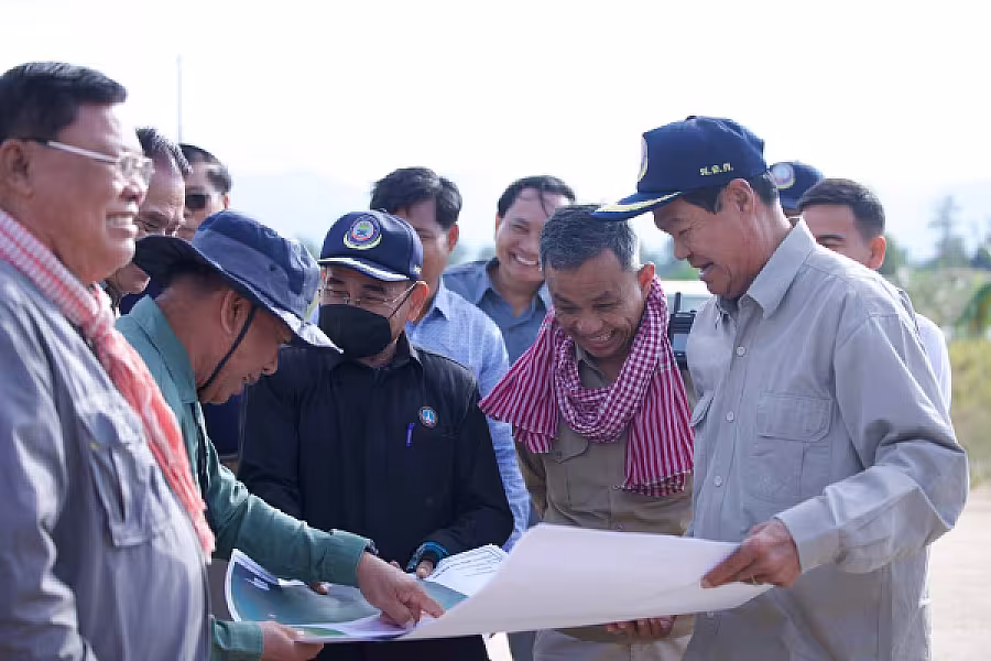 ឯកឧត្តម គន់ គីម អញ្ជើញពិនិត្យការសាងសង់ផ្ទះ ៣០០ខ្នង និងអណ្តូងទឹកជាអំណោយរបស់សម្តេច ប៊ុន រ៉ានី ជូនអតីតយុទ្ធជន និងនិវត្តជន នៅខេត្តពោធិ៍សាត់ - Image 6