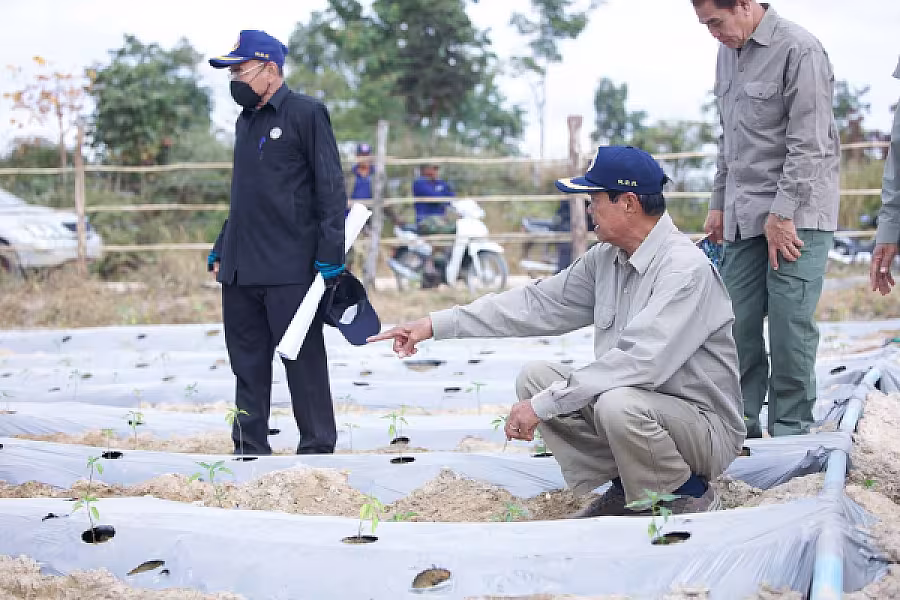 ឯកឧត្តម គន់ គីម អញ្ជើញពិនិត្យការសាងសង់ផ្ទះ ៣០០ខ្នង និងអណ្តូងទឹកជាអំណោយរបស់សម្តេច ប៊ុន រ៉ានី ជូនអតីតយុទ្ធជន និងនិវត្តជន នៅខេត្តពោធិ៍សាត់ - Image 7