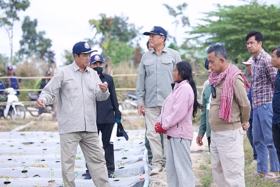 ឯកឧត្តម គន់ គីម អញ្ជើញពិនិត្យការសាងសង់ផ្ទះ ៣០០ខ្នង និងអណ្តូងទឹកជាអំណោយរបស់សម្តេច ប៊ុន រ៉ានី ជូនអតីតយុទ្ធជន និងនិវត្តជន នៅខេត្តពោធិ៍សាត់ - Image 8