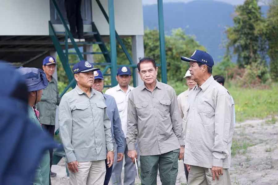 ឯកឧត្តម គន់ គីម អញ្ជើញពិនិត្យការសាងសង់ផ្ទះ ៣០០ខ្នង និងអណ្តូងទឹកជាអំណោយរបស់សម្តេច ប៊ុន រ៉ានី ជូនអតីតយុទ្ធជន និងនិវត្តជន នៅខេត្តពោធិ៍សាត់ - Image 9