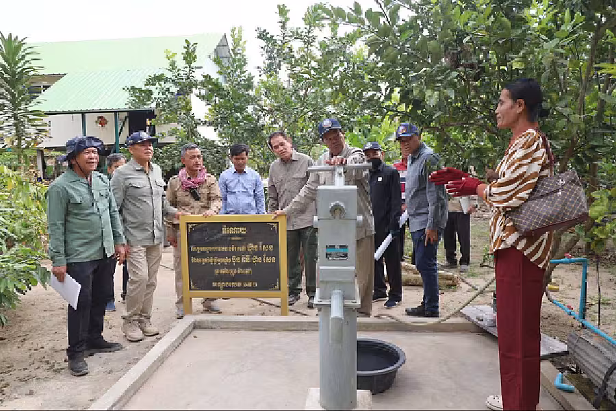 ឯកឧត្តម គន់ គីម អញ្ជើញពិនិត្យការសាងសង់ផ្ទះ ៣០០ខ្នង និងអណ្តូងទឹកជាអំណោយរបស់សម្តេច ប៊ុន រ៉ានី ជូនអតីតយុទ្ធជន និងនិវត្តជន នៅខេត្តពោធិ៍សាត់ - Image 11