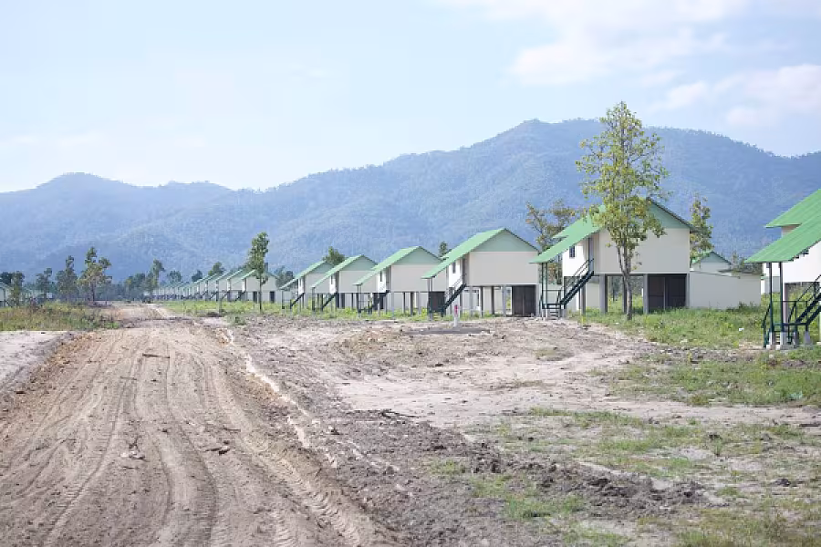 ឯកឧត្តម គន់ គីម អញ្ជើញពិនិត្យការសាងសង់ផ្ទះ ៣០០ខ្នង និងអណ្តូងទឹកជាអំណោយរបស់សម្តេច ប៊ុន រ៉ានី ជូនអតីតយុទ្ធជន និងនិវត្តជន នៅខេត្តពោធិ៍សាត់ - Image 12