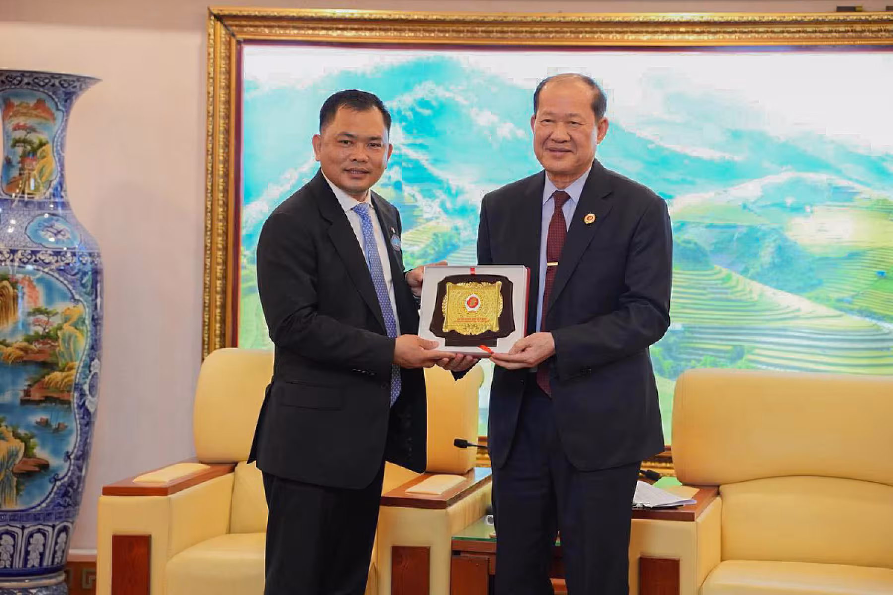 អ្នកឧកញ៉ា ម៉ម វណ្ណឌី ដឹកនាំប្រតិភូសមាគមចូលជួបសម្ដែងការគួរសមជាមួយប្រធានសមាគមអតីតយុទ្ធជនវៀតណាម 