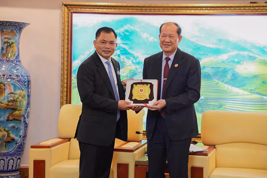 អ្នកឧកញ៉ា ម៉ម វណ្ណឌី ដឹកនាំប្រតិភូសមាគមចូលជួបសម្ដែងការគួរសមជាមួយប្រធានសមាគមអតីតយុទ្ធជនវៀតណាម 