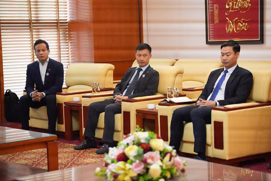 អ្នកឧកញ៉ា ម៉ម វណ្ណឌី ដឹកនាំប្រតិភូសមាគមចូលជួបសម្ដែងការគួរសមជាមួយប្រធានសមាគមអតីតយុទ្ធជនវៀតណាម  - Image 8