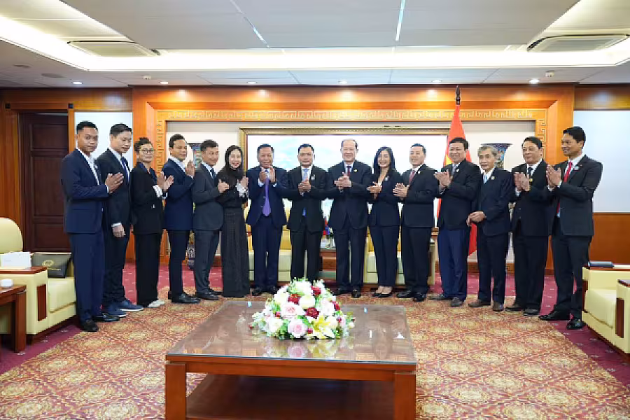 អ្នកឧកញ៉ា ម៉ម វណ្ណឌី ដឹកនាំប្រតិភូសមាគមចូលជួបសម្ដែងការគួរសមជាមួយប្រធានសមាគមអតីតយុទ្ធជនវៀតណាម  - Image 9