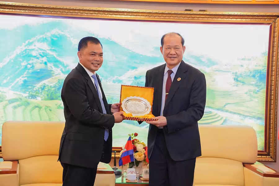 អ្នកឧកញ៉ា ម៉ម វណ្ណឌី ដឹកនាំប្រតិភូសមាគមចូលជួបសម្ដែងការគួរសមជាមួយប្រធានសមាគមអតីតយុទ្ធជនវៀតណាម  - Image 12