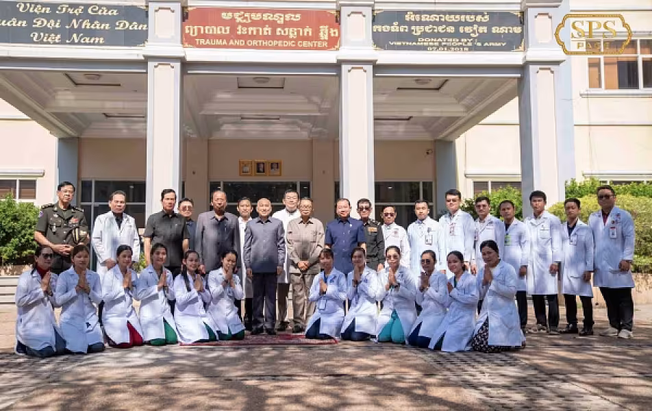 ព្រះករុណាជាអម្ចាស់ជីវិតលើត្បូង ព្រះអង្គសព្វព្រះរាជហឫទ័យ យាងសួរសុខទុក្ខវីរកងទ័ពសមរភូមិជួរមុខ ដែលកំពុងសម្រាកព្យាបាលនៅមន្ទីរពេទ្យព្រះកេតុមាលា  - Image 9