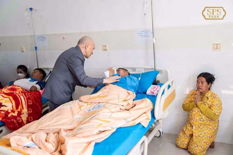 ព្រះករុណាជាអម្ចាស់ជីវិតលើត្បូង ព្រះអង្គសព្វព្រះរាជហឫទ័យ យាងសួរសុខទុក្ខវីរកងទ័ពសមរភូមិជួរមុខ ដែលកំពុងសម្រាកព្យាបាលនៅមន្ទីរពេទ្យព្រះកេតុមាលា  - Image 7