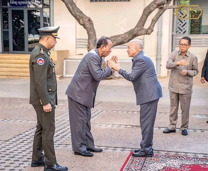 ព្រះករុណាជាអម្ចាស់ជីវិតលើត្បូង ព្រះអង្គសព្វព្រះរាជហឫទ័យ យាងសួរសុខទុក្ខវីរកងទ័ពសមរភូមិជួរមុខ ដែលកំពុងសម្រាកព្យាបាលនៅមន្ទីរពេទ្យព្រះកេតុមាលា 