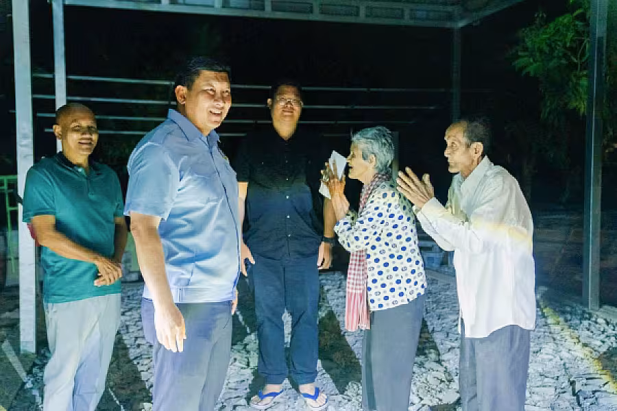 អតីតយុទ្ធជនចំនួន២គ្រួសាររស់នៅខេត្តកែបទទួលបានអំណោយផ្ទះថ្មីពីឯកឧត្តម សាយ សំអាល់