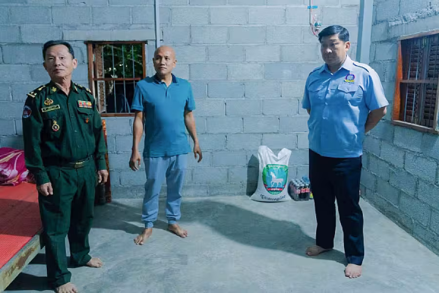 អតីតយុទ្ធជនចំនួន២គ្រួសាររស់នៅខេត្តកែបទទួលបានអំណោយផ្ទះថ្មីពីឯកឧត្តម សាយ សំអាល់ - Image 4