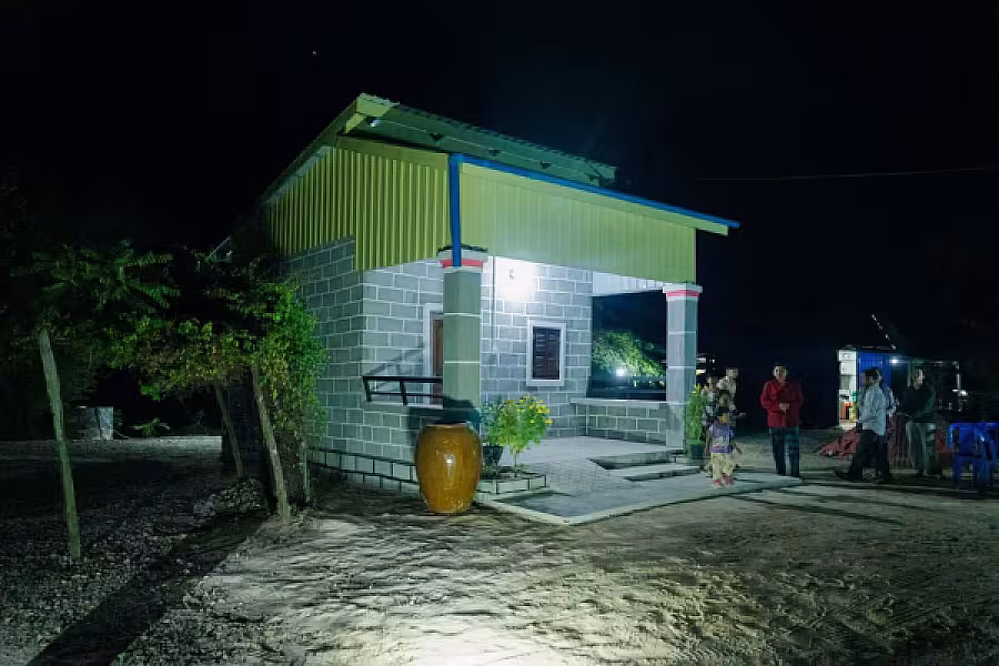 អតីតយុទ្ធជនចំនួន២គ្រួសាររស់នៅខេត្តកែបទទួលបានអំណោយផ្ទះថ្មីពីឯកឧត្តម សាយ សំអាល់ - Image 7