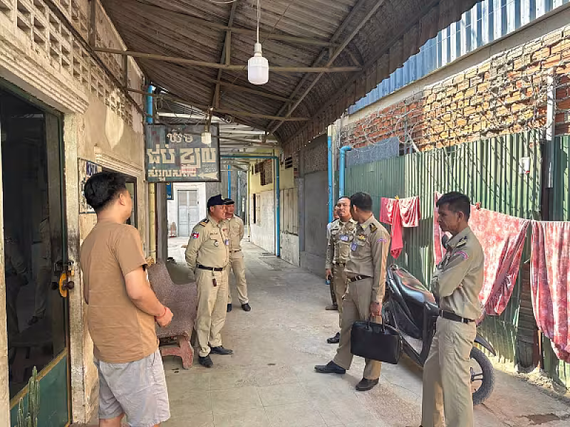 អ.ន.ក. ខេត្តបាត់ដំបង ចុះពិនិត្យផ្ទះអតីតយុទ្ធជនស្នើសុំផ្លាស់ប្តូរសាងសង់ថ្មី - Image 3