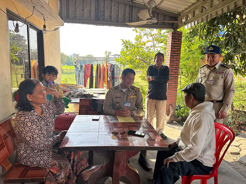 អ.ន.ក. ខេត្តបាត់ដំបង ចុះពិនិត្យផ្ទះអតីតយុទ្ធជនស្នើសុំផ្លាស់ប្តូរសាងសង់ថ្មី - Image 2