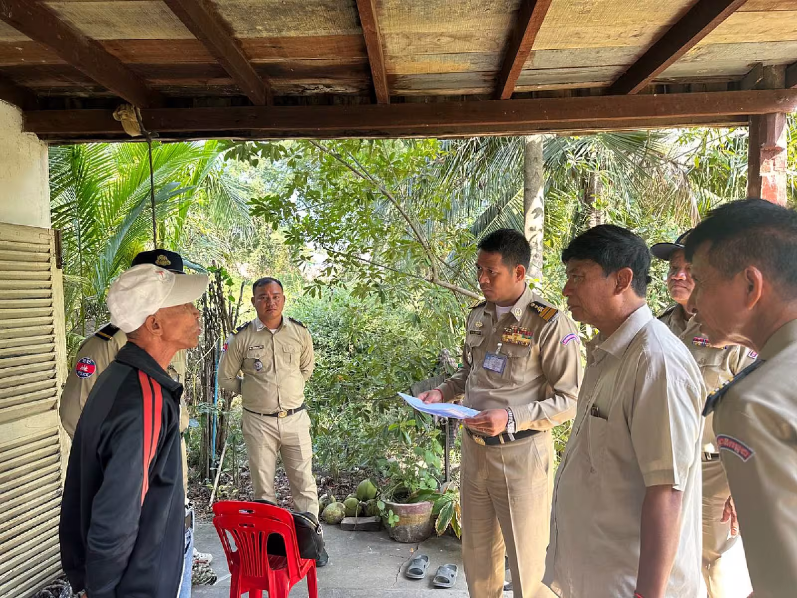 អ.ន.ក. ខេត្តបាត់ដំបង ចុះពិនិត្យផ្ទះអតីតយុទ្ធជនស្នើសុំផ្លាស់ប្តូរសាងសង់ថ្មី