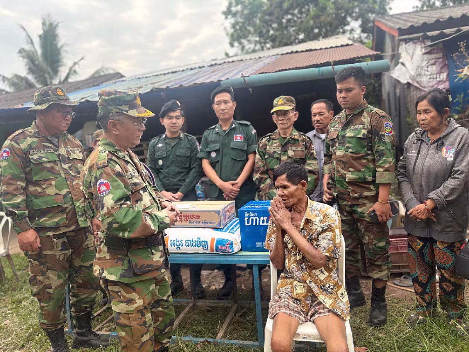 អ.ន.ក. ខេត្តកោះកុងនាំយកអំណោយមនុស្សធម៌របស់សម្តេចធិបតី ហ៊ុន ម៉ាណែត និងលោកជំទាវបណ្ឌិត ជូនគ្រួសារនិវត្តជនខ្វះខាត