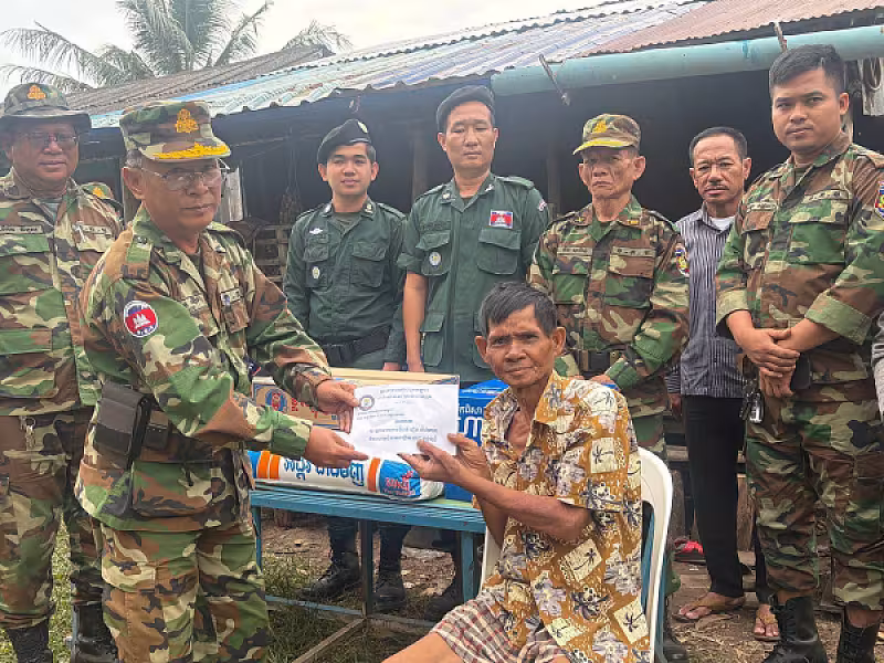 អ.ន.ក. ខេត្តកោះកុងនាំយកអំណោយមនុស្សធម៌របស់សម្តេចធិបតី ហ៊ុន ម៉ាណែត និងលោកជំទាវបណ្ឌិត ជូនគ្រួសារនិវត្តជនខ្វះខាត - Image 2