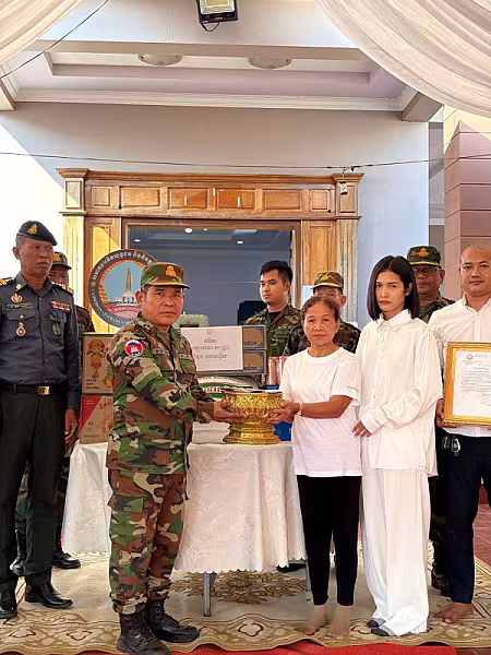 អ.ន.ក. ខេត្តកោះកុងនាំអំណោយ និងថវិកាបេឡាមរណសង្រ្គោះជូនដល់គ្រួសារសពនិវត្តជនមួយគ្រួសារ - Image 4