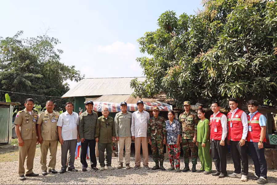 សម្តេចតេជោ ហ៊ុន សែន និង សម្តេចកិត្តិព្រឹទ្ធបណ្ឌិត ប៊ុន រ៉ានី ហ៊ុនសែន ផ្តល់ផ្ទះមួយខ្នងជូនយោធិន ក្នុងខេត្តបាត់ដំបង - Image 2