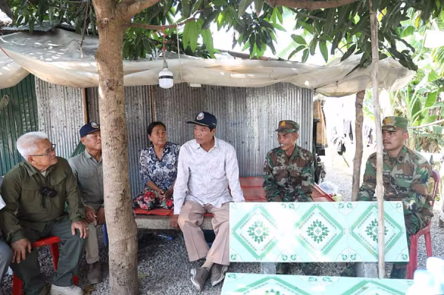 សម្តេចតេជោ ហ៊ុន សែន និង សម្តេចកិត្តិព្រឹទ្ធបណ្ឌិត ប៊ុន រ៉ានី ហ៊ុនសែន ផ្តល់ផ្ទះមួយខ្នងជូនយោធិន ក្នុងខេត្តបាត់ដំបង - Image 9