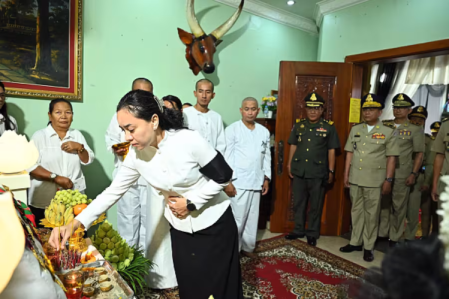 ប្រតិភូ អ.ន.ក. រាជធានីភ្នំពេញអញ្ជើញចូលរួមគោរពវិញ្ញាណក្ខន្ធសពឧត្តមសេនីយ៍ទោ ស្រី សារូ  - Image 5