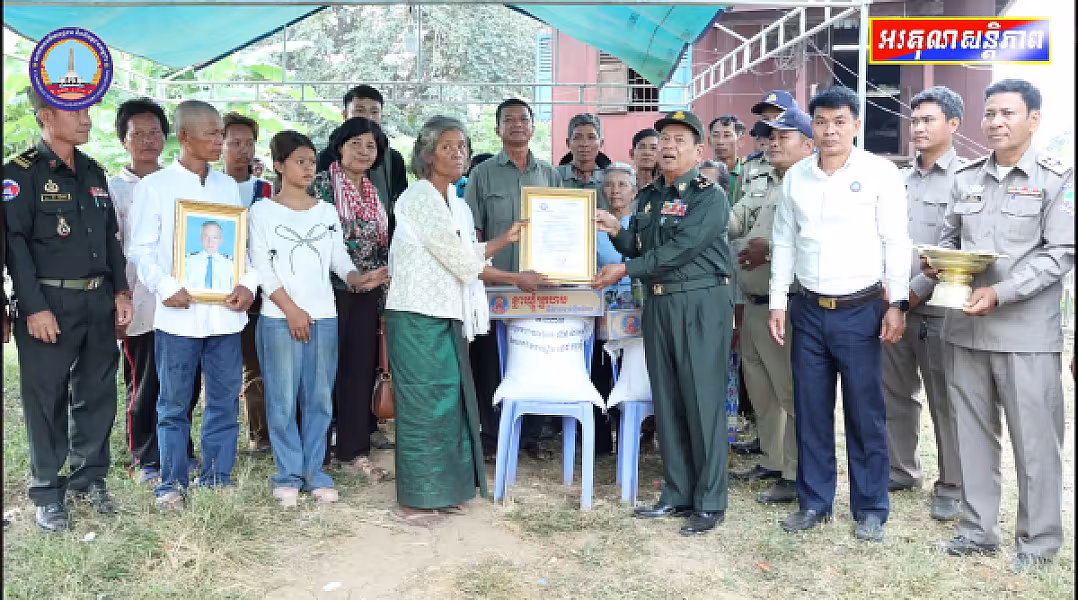 អ.ន.ក. ខេត្តកំពង់ធំ ចូលរួមគោរពវិញ្ញាណក្ខន្ធសពអតីតមន្ត្រីនគរបាលដែលជាយុទ្ធមិត្តក្នុងសមរភូមិ - Image 7