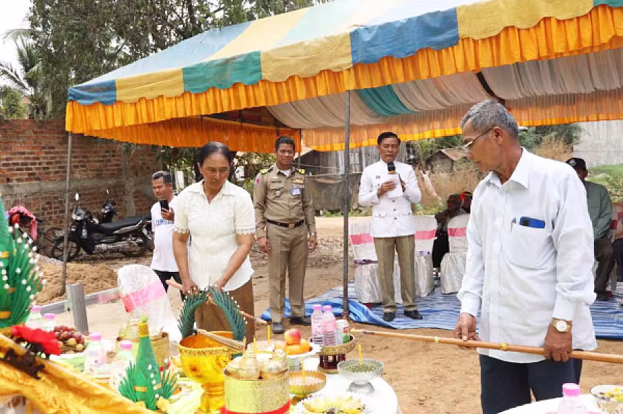 អំណោយផ្ទះមួយខ្នងរបស់សម្តេចធិបតី ហ៊ុន ម៉ាណែត ចាប់ផ្តើមសាងសង់ជូនអតីតយុទ្ធជន នៅខេត្តបាត់ដំបង - Image 9