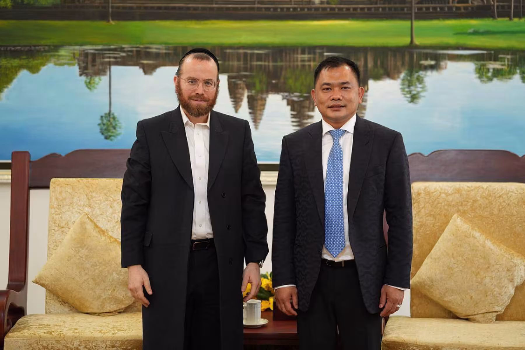 អ្នកឧកញ៉ា ម៉ម វណ្ណឌី អនុប្រធានសមាគម ជួបពិភាក្សាជាមួយក្រុមហ៊ុន AGROTOP លើគម្រោងវិនិយោគការចិញ្ចឹមមាន់នៅកម្ពុជា