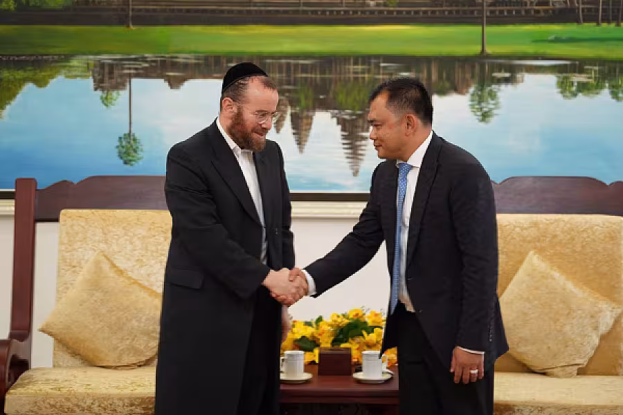 អ្នកឧកញ៉ា ម៉ម វណ្ណឌី អនុប្រធានសមាគម ជួបពិភាក្សាជាមួយក្រុមហ៊ុន AGROTOP លើគម្រោងវិនិយោគការចិញ្ចឹមមាន់នៅកម្ពុជា - Image 2