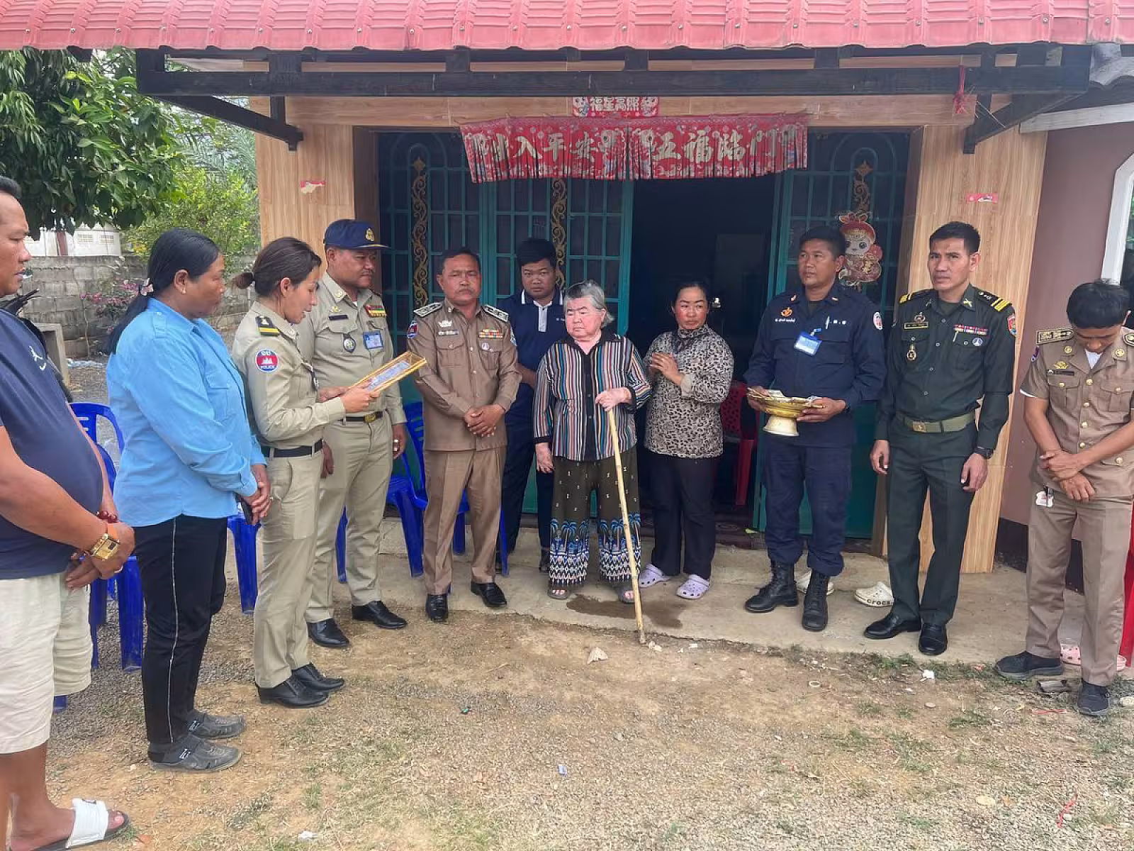 អ.ន.ក. ស្រុកភ្នំព្រឹក នាំយកថវិកាមរណសង្គ្រោះជូនគ្រួសារសពអតីតយុទ្ធជន