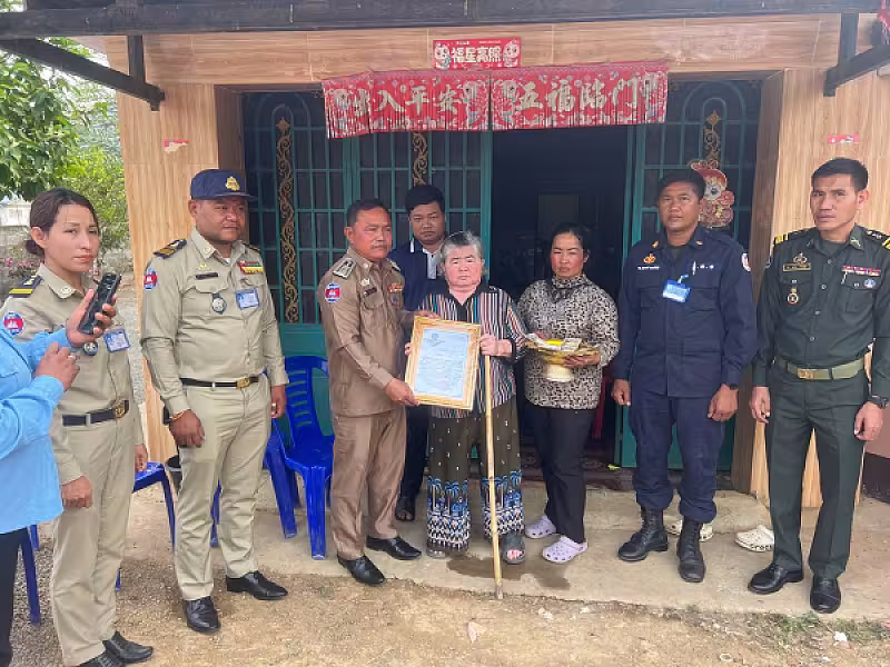 អ.ន.ក. ស្រុកភ្នំព្រឹក នាំយកថវិកាមរណសង្គ្រោះជូនគ្រួសារសពអតីតយុទ្ធជន - Image 2