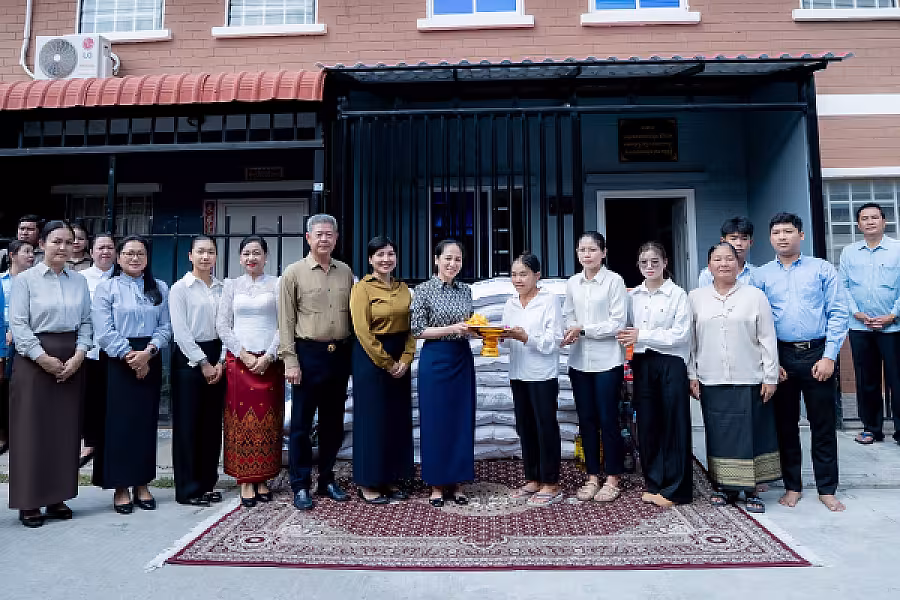 លោកជំទាវបណ្ឌិត ពេជ ចន្ទមុន្នី ហ៊ុនម៉ាណែត អញ្ជើញប្រគល់ផ្ទះថ្មី ជូនក្រុមគ្រួសាររបស់វីរកងទ័ព និងវីរនគរបាលជាតិពលី - Image 2