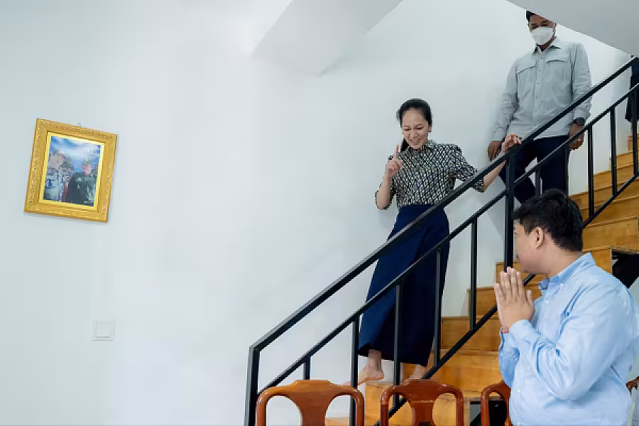 លោកជំទាវបណ្ឌិត ពេជ ចន្ទមុន្នី ហ៊ុនម៉ាណែត អញ្ជើញប្រគល់ផ្ទះថ្មី ជូនក្រុមគ្រួសាររបស់វីរកងទ័ព និងវីរនគរបាលជាតិពលី - Image 4