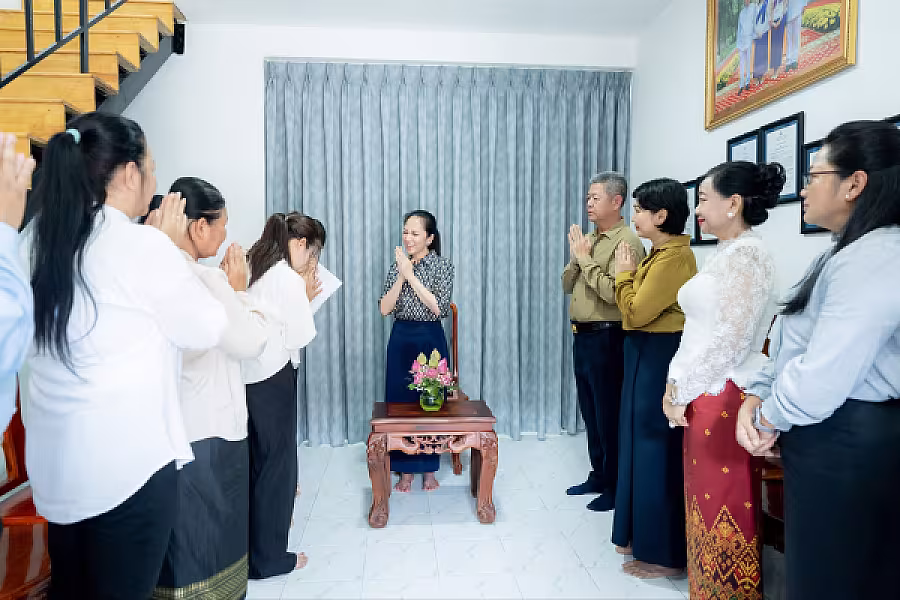 លោកជំទាវបណ្ឌិត ពេជ ចន្ទមុន្នី ហ៊ុនម៉ាណែត អញ្ជើញប្រគល់ផ្ទះថ្មី ជូនក្រុមគ្រួសាររបស់វីរកងទ័ព និងវីរនគរបាលជាតិពលី - Image 5