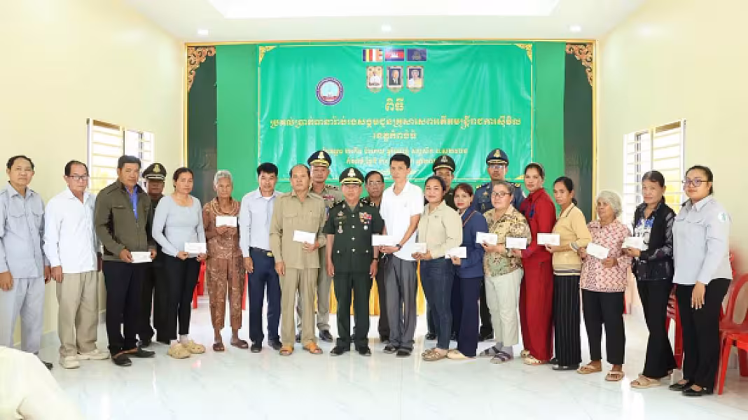 អ.ន.ក. ខេត្តកំពង់ធំ ប្រគល់ថវិកាធានារ៉ាប់រងសង្គមជូនគ្រួសារសពអតីតមន្ត្រីរាជការ ចំនួន ១៣គ្រួសារ