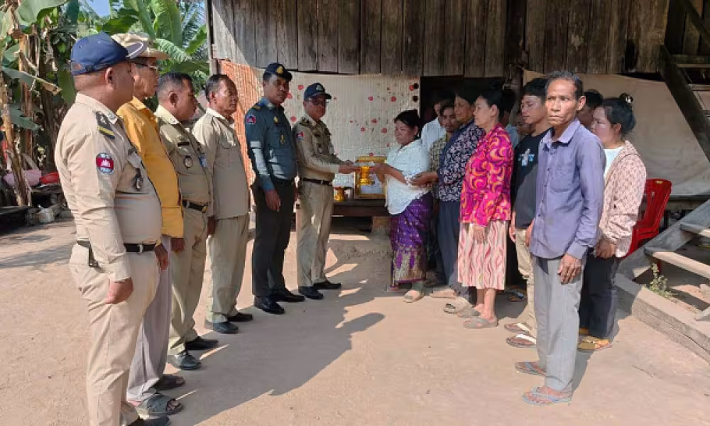 អ.ន.ក. ស្រុកអន្លង់វែង ប្រគល់ជូនថវិកាបេឡាមរណៈសង្រ្គោះជូនគ្រួសារសពសមាជិក - Image 3