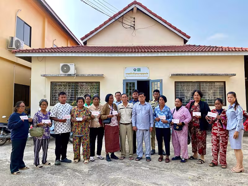 អ.ន.ក. ក្រុងសំរោង ប្រគល់ថវិកាធានារ៉ាប់រងសង្គម ជូនគ្រួសារសពអតីតយុទ្ធជន ១២គ្រួសារ - Image 3