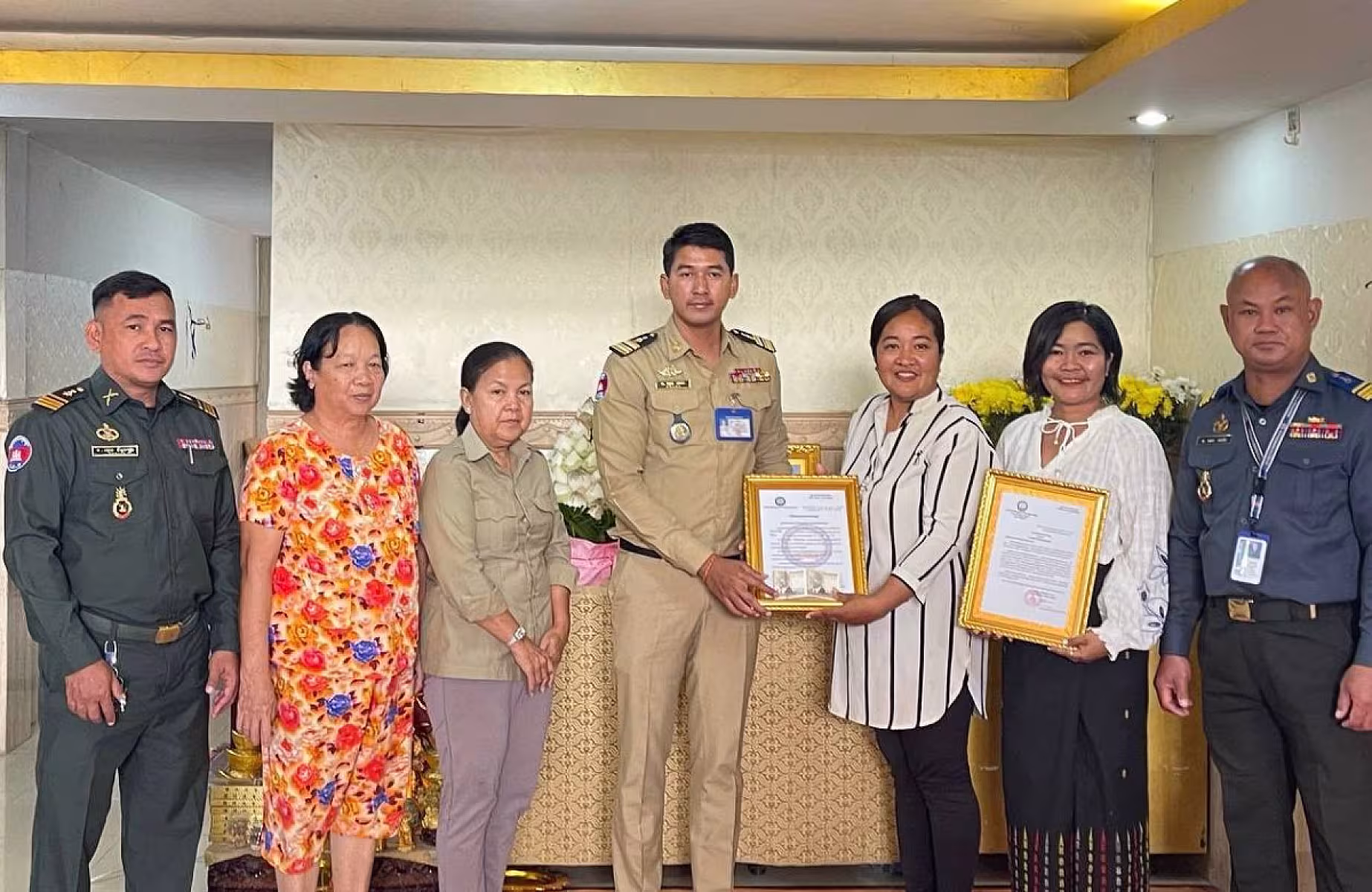 អ.ន.ក. រាជធានីភ្នំពេញនាំយកថវិកាបេឡាមរណសង្គ្រោះជូនគ្រួសារអតីតយុទ្ធជនមរណភាព