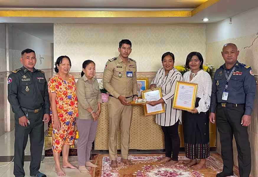 អ.ន.ក. រាជធានីភ្នំពេញនាំយកថវិកាបេឡាមរណសង្គ្រោះជូនគ្រួសារអតីតយុទ្ធជនមរណភាព - Image 2