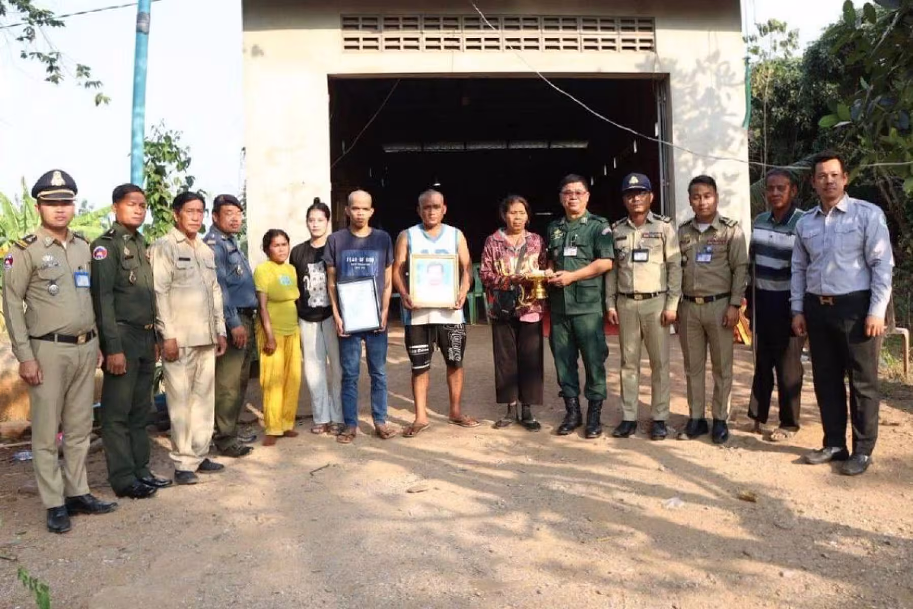 អ.ន.ក. ខេត្តប៉ៃលិន នាំយកបេឡាមរណសង្រ្គោះជូនគ្រួសារសពសមាជិកអតីតយុទ្ធជន ២គ្រួសារ