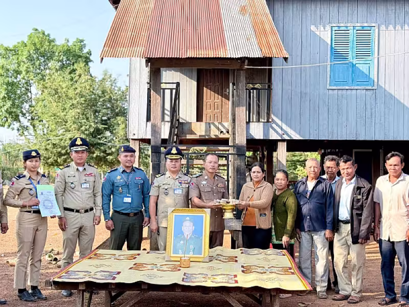 អ.ន.ក. ខេត្តឧត្ដរមានជ័យ នាំយកថវិកាបេឡាមរណសង្រ្គោះជូនគ្រួសារសពនិវត្តជនមួយគ្រួសារ